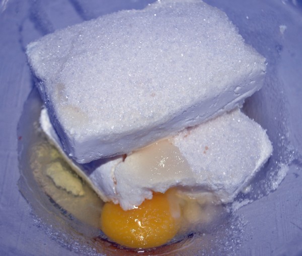 Творог, яйца и сахар для сырников с начинкой из сухофруктов